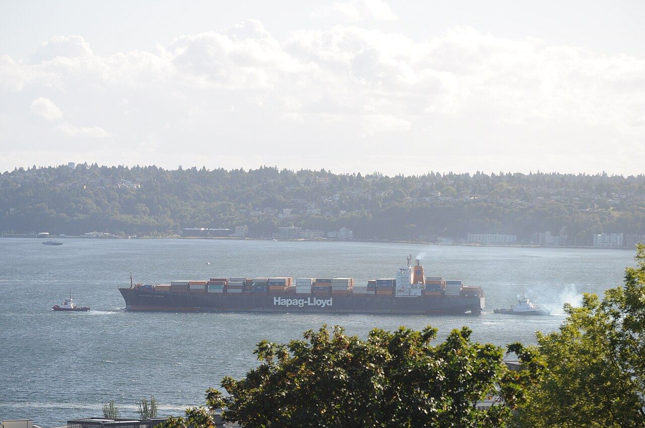 Hapag-Lloyd container ship & tugs in Elliott Bay 01