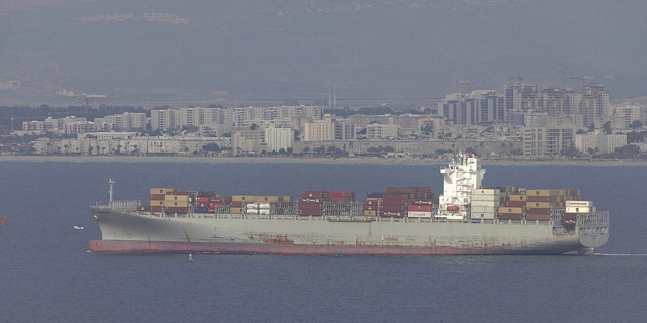 Container ship 'ZIM Alabama' (IMO 9677026) leaving the Port of Haifa, Israel - 2023-10-07 (DSC0989 - DSC1014; vignetting removal; G'MIC Median Blend of 26 photos; crop 5472x2736px).guetzli